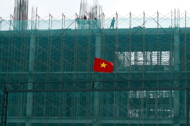 Không né tránh, nhiều chuyên gia kinh tế và đại biểu Quốc hội đã thẳng thắn đưa ra đề nghị phải đặc biệt coi trọng việc khôi phục và ổn định niềm tin của nhân dân cùng các nhà đầu tư trong thời điểm hiện nay - Ảnh: Reuters.