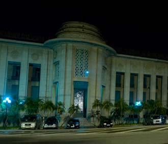 Phía trước trụ sở Ngân hàng Nhà nước.