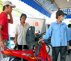 Xăng A92 đang có giá 13.000 đồng một lít.