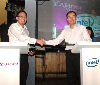Đại diện của Yahoo Việt Nam và Intel tại lễ ký thỏa thuận hợp tác.