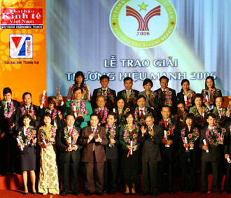 Quang cảnh lễ trao giải thưởng Thương hiệu mạnh 2006, do Thời báo Kinh tế Việt Nam phối hợp với Cục Xúc tiến thương mại (Bộ Công Thương) tổ chức - Ảnh: Mạnh Thắng.