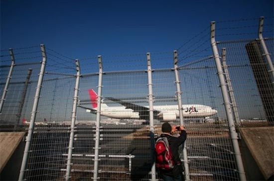 Trong vòng 9 năm trở lại đây, JAL đã bốn lần được Chính phủ Nhật giải cứu. Tuy nhiên, Chính phủ hiện nay của Thủ tướng Yukio Hatoyama đã chấm dứt “chính sách” hỗ trợ vô điều kiện đối với hãng hàng không này - Ảnh: AP.