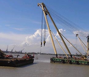 Trục vớt tàu Hoàng Đạt.