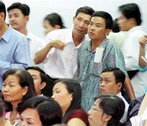 Các nhà đầu tư theo dõi phiên giao dịch khớp lệnh tại sàn Công ty Chứng khoán ACB.