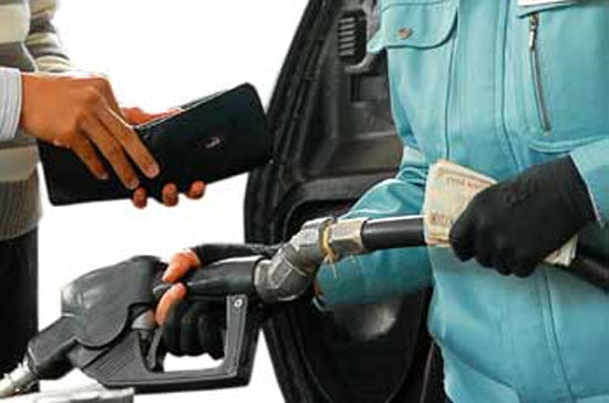 Theo đại diện Petrolimex, đúng là các doanh nghiệp kinh doanh xăng dầu đầu mối đang có lãi, nhưng mức lãi này chưa đủ để giảm giá bán lẻ trong nước.