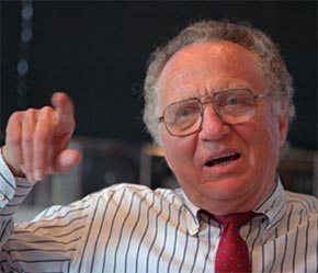 Mặc dù giầu có và nổi tiếng, John Sperling vẫn là một con người giản dị, cần cù và không quên thói quen dậy từ 5 giờ 30 sáng và làm việc 12 giờ trong một ngày.