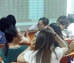 Giá trị giao dịch tại cả hai đầu cầu tăng nhẹ, tại sàn Tp.HCM giá trị khớp lệnh đã vượt trên 850 tỷ đồng, tại sàn Hà Nội là gần 205 tỷ đồng - Ảnh: TP.