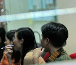Không khí u ám, lo lắng bao trùm sàn giao dịch của các công ty chứng khoán - Ảnh: VNN.