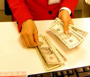 Có những sản phẩm bảo hiểm, phí giảm tới 30-40%. Thậm chí còn hạ tới dưới mức sàn mà các công ty bảo hiểm nước ngoài đưa ra - Ảnh: Việt Tuấn.