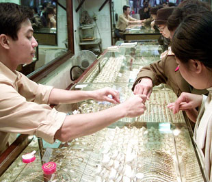 Giá vàng trong nước sáng nay giảm tới 25.000 đồng/chỉ so với sáng qua.