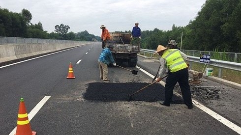 Cao tốc Đà Nẵng - Quảng Ngãi vì vừa thông xe đã hỏng đường.