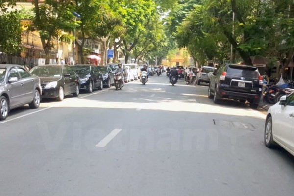 Bãi đỗ xe chẵn - lẻ trên phố Dã Tượng.