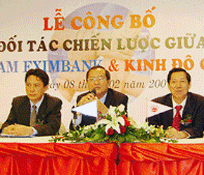 Đại diện Kinh Đô và Eximbank trong lễ công bố thỏa thuận về việc Kinh Đô trở thành cổ đông chiến lược của Eximbank.