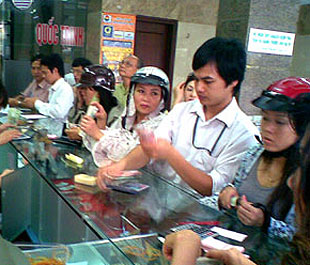 Nhiều người dân đi mua USD trong những ngày vừa qua - Ảnh: VnExpress.