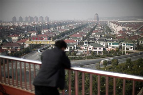Hoa Tây giống như một đô thị hiện đại, hơn là một ngôi làng ở vùng nông thôn - Ảnh: Reuters.