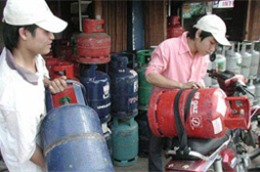 Ngân hàng Nhà nước tăng tỷ giá giữa USD và VND đã đẩy giá gas trong nước tăng mạnh.