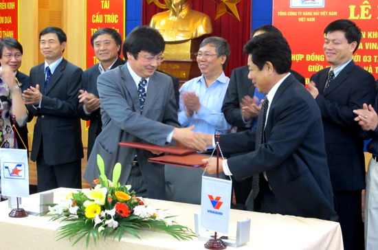 Lễ ký kết thỏa thuận giữa lãnh đạo Vinashin và Vinalines.