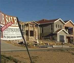 Theo ông Greenspan, nếu giá nhà giảm nhẹ đồng thời ngành xây dựng ngừng xây mới sẽ giúp giải quyết "số nhà tồn đọng" và đưa nền kinh tế vào "tình trạng tốt".