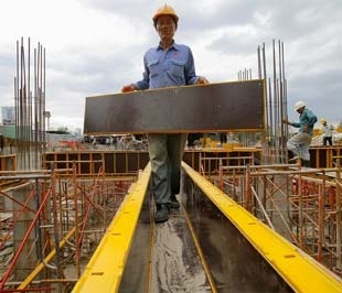 Trên một công trường xây dựng tại Tp.HCM. Thực hiện chỉ định thầu trong điều kiện vẫn đảm bảo sử dụng hiệu quả nguồn vốn, tránh thất thoát là vấn đề không dễ giải quyết - Ảnh: Reuters.