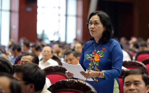 Đại biểu Nguyễn Thị Khá  khẳng định, lấy phiếu tín nhiệm cần thiết "như cơm phải ăn, nước phải 
uống, áo phải mặc". Cũng chính vì sự cần thiết này nên phải "tránh ăn 
uống quá nhiều hay qua loa, tránh mặc quá rộng hay quá chật" - Ảnh: MĐ.<br>