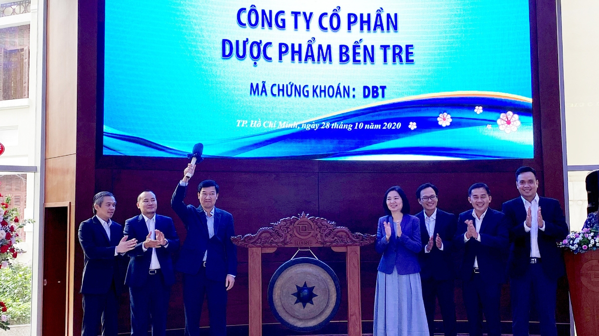 Đại diện Dược Bến Tre đánh cồng trong phiên giao dịch đầu tiên tại sàn HOSE.