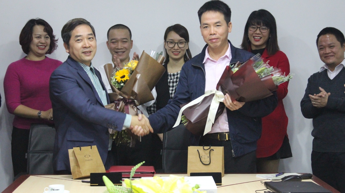 Đại diện FPT IS và ECOBA chính thức ký nghiệm thu vận hành hệ thống ERP.