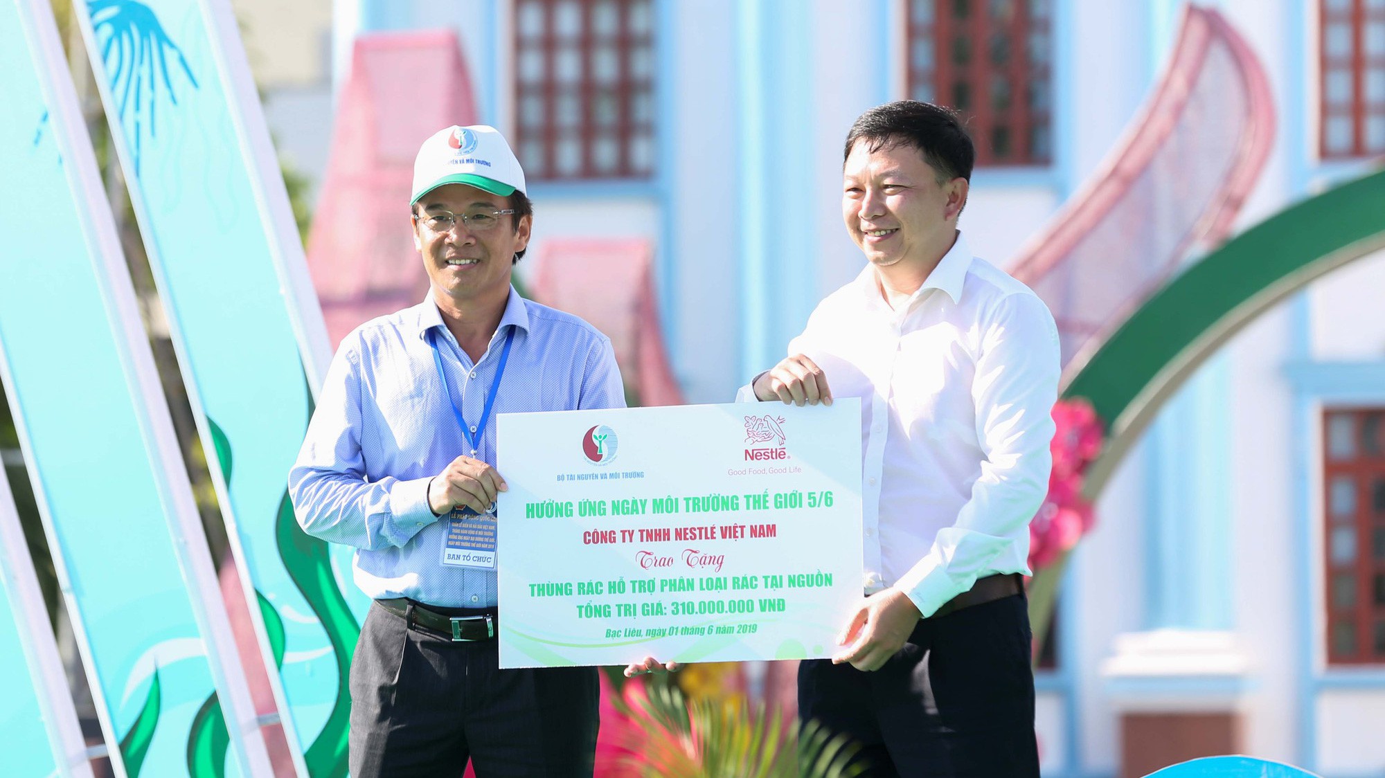 Đại diện Nestlé Việt Nam trao bảng tượng trưng tặng thùng rác hỗ trợ phân loại tại nguồn cho đại diện tỉnh Bạc Liêu.