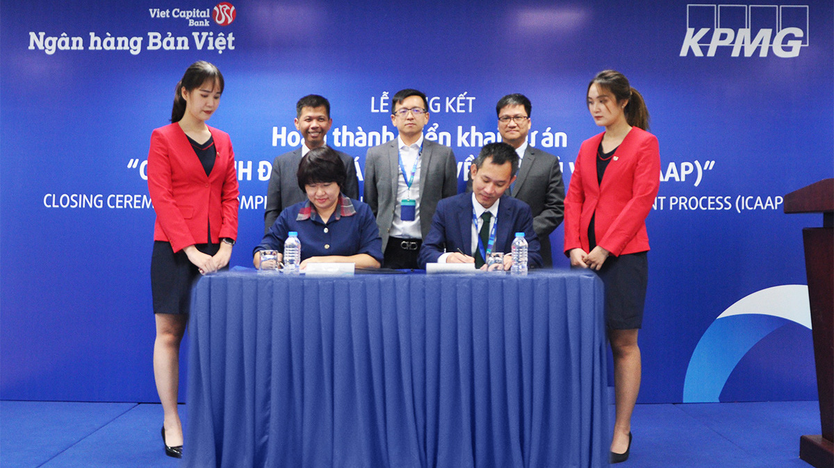 Đại diện Ngân hàng Bản Việt và KPMG nghiệm thu 3 trụ cột quan trọng của Basel II.