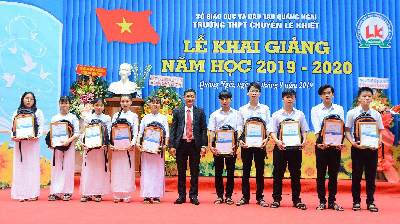 Đại diện ngân hàng Sacombank tặng học bổng cho học sinh trường PTTH chuyên Lê Khiết (Quảng Ngãi).