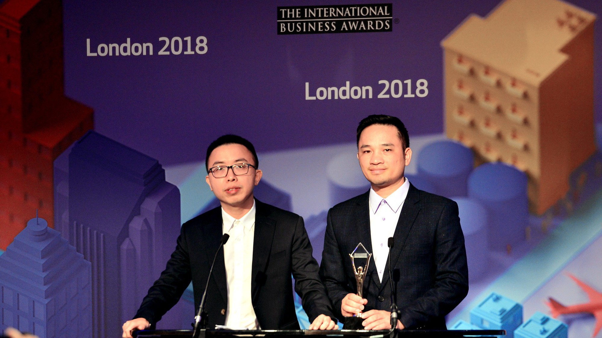 Đại diện của Viettel nhận giải thưởng tại London (Anh). 