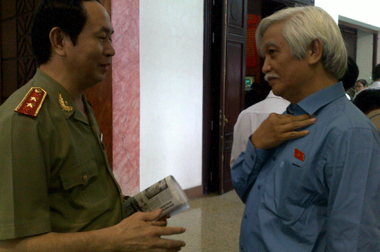 Đại biểu Dương Trung Quốc (phải) trao đổi với Bộ trưởng Bộ Công an Trần Đại Quang bên hành lang kỳ họp Quốc hội thứ hai - Ảnh: Hải Hà.