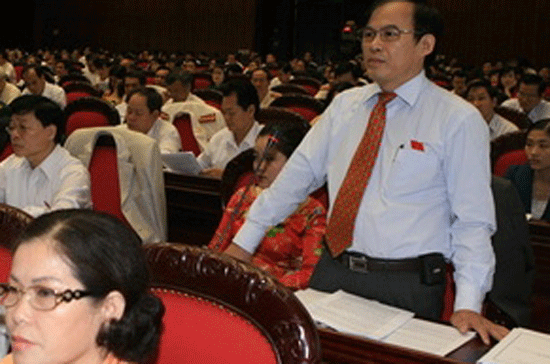 Các đại biểu Quốc hội thảo luận tại hội trường về ngân sách, kinh tế, xã hội.