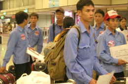 Lao động Việt Nam làm thủ tục nhập cảnh Đài Loan.