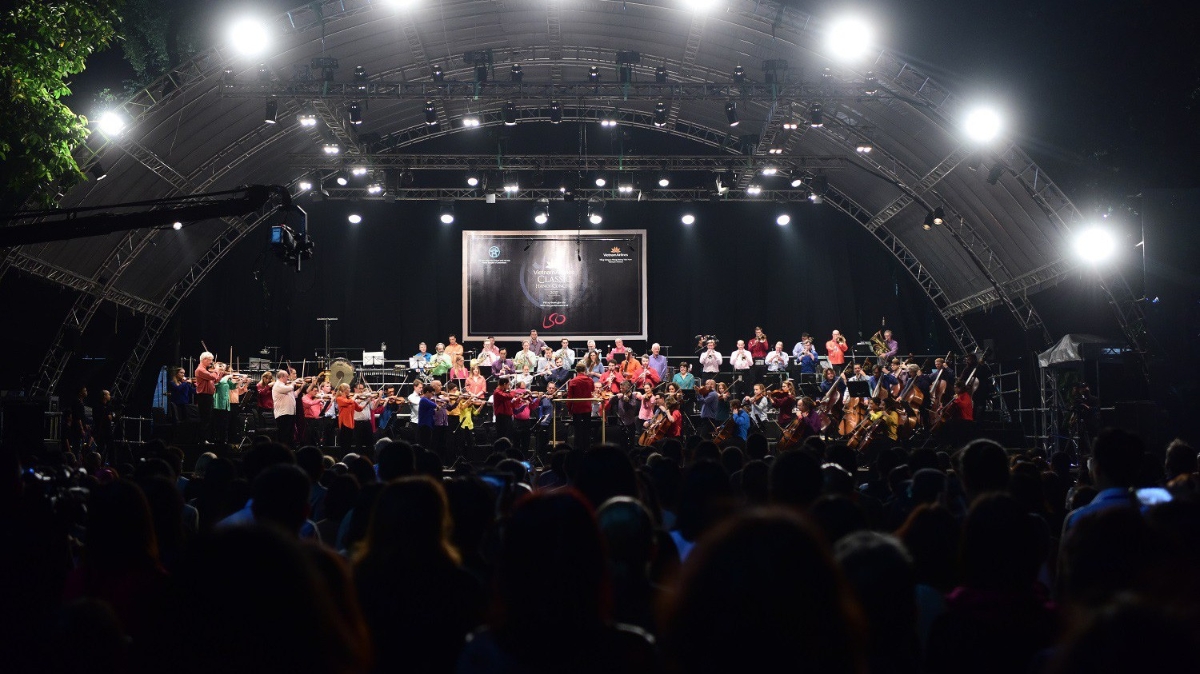 London Symphony Orchestra là dàn nhạc giao hưởng với 95 nhạc công tài năng quốc tế được dẫn dắt bởi nữ nhạc trưởng Elim Chan.
