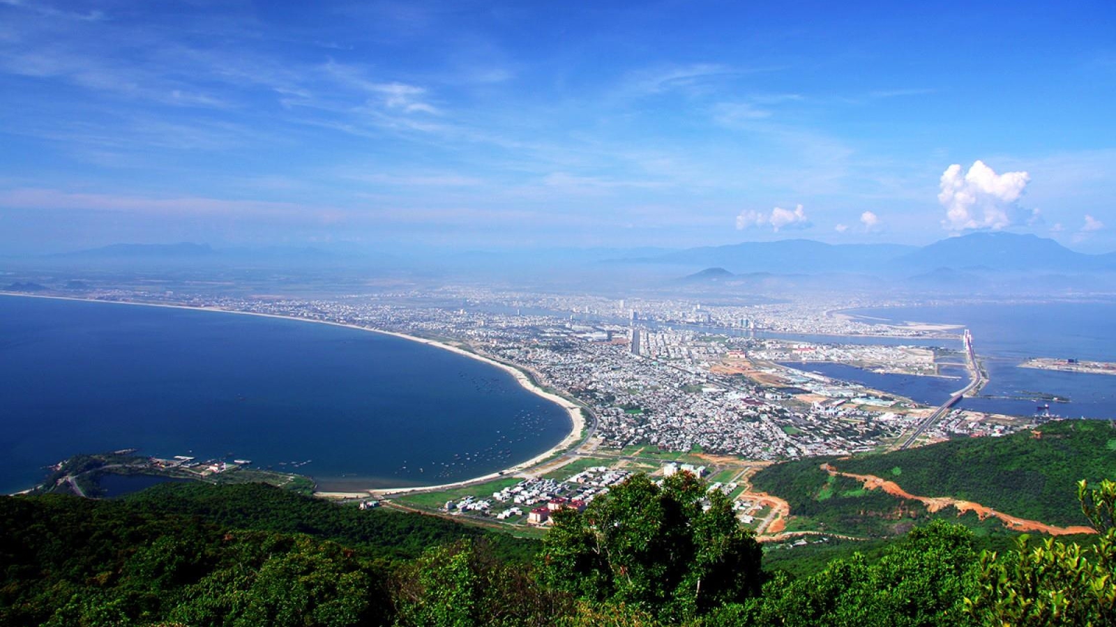 Dòng vốn đầu tư lớn vào sở hạ tầng, du lịch, giải trí, công nghệ tạo thành đòn bẩy cực lớn khiến thị trường bất động sản tại Đà Nẵng bước vào thời điểm phát triển mới.