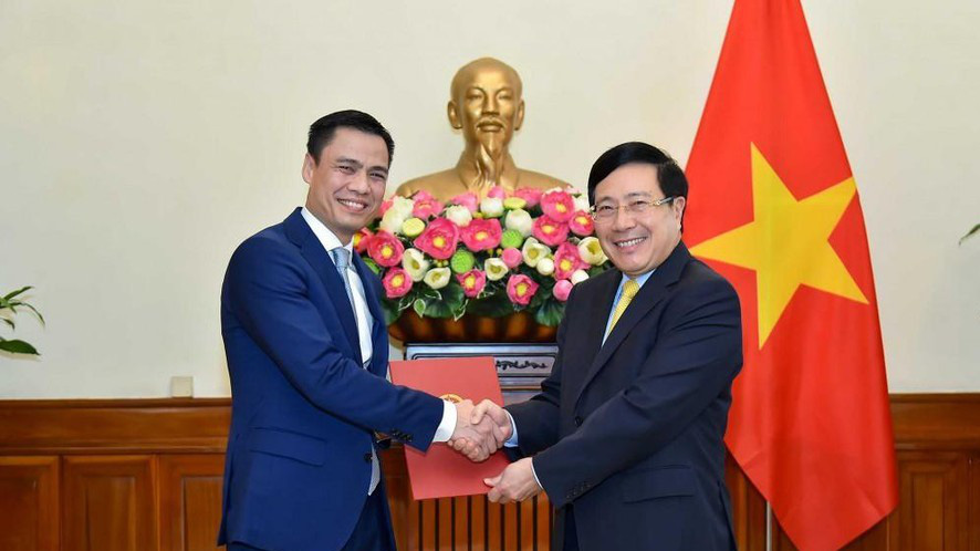 Ủy viên Bộ Chính trị, Phó Thủ tướng, Bộ trưởng Ngoại giao Phạm Bình Minh đã trao quyết định bổ nhiệm Thứ trưởng Ngoại giao cho ông Đặng Hoàng Giang - Ảnh: VGP