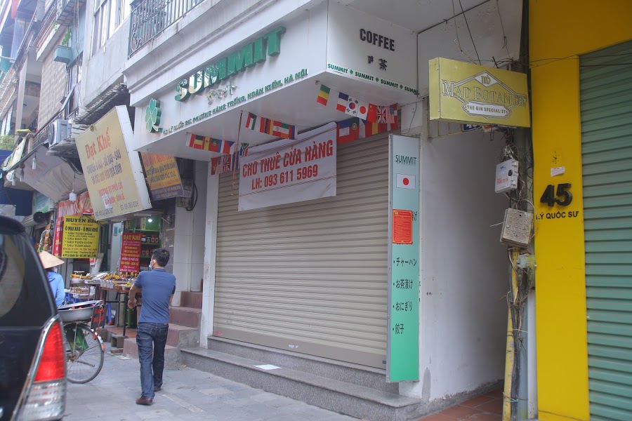 Lý Quốc Sư vốn là con đường nhộn nhịp khách du lịch, nhiều chủ cửa hàng đóng cửa do tác động của dịch Covid 19 khiến mua sắm giảm mạnh - Ảnh: Đỗ Trang.