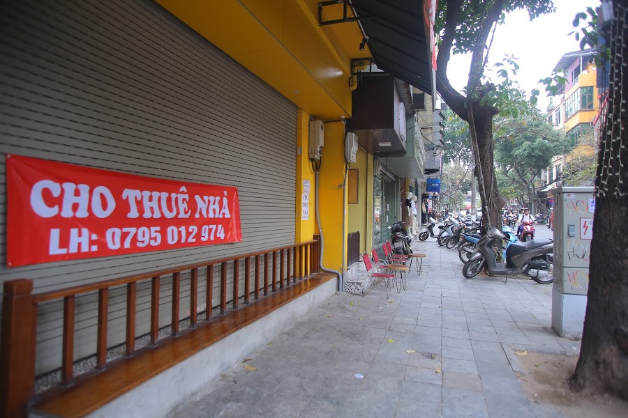 Theo báo cáo của Hội môi giới bất động sản Việt Nam, các toà nhà văn phòng tư nhân nhỏ lẻ đều chung đều chung tình trạng lo lắng khách thuê trả lại mặt bằng hoặc trả một phần nên phải giảm giá sâu, đồng hành cùng khách thuê vượt qua khó khăn. Giá cho thuê văn phòng hạng A có giá cho thuê dao động 25 – 50USD/m2; văn phòng hạng B 10 - 25USD/m2 và văn phòng hạng C có giá thuê 10USD - 15USD/m2 - Ảnh: Đỗ Trang.