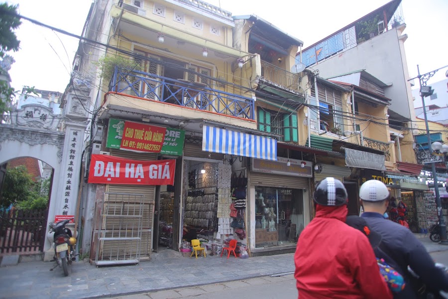 Để hấp dẫn khách thuê, nhiều chủ cửa hàng phải treo biển 