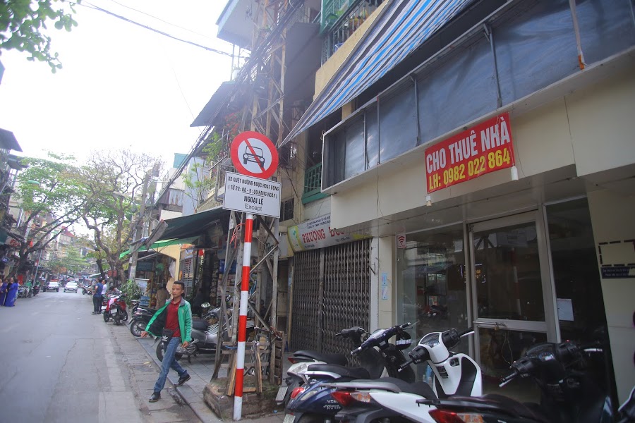 Mặc dù giai đoạn hiện tại còn khó khăn, tuy nhiên, Hội môi giới bất động sản Việt Nam dự báo hoạt động cho thuê mặt bằng để bán hàng sẽ phục hồi, tăng trưởng khoảng 40% so với năm 2020. Khuyến cáo các chủ mặt bằng không nên tăng giá thuê, thậm chí nên có hỗ trợ để phục hồi bền vững sức khỏe của các doanh nghiệp thương mại - Ảnh: Đỗ Trang.