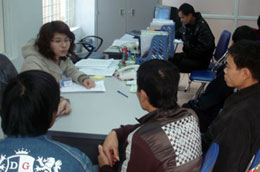 Nhiều người đến đăng ký bảo hiểm thất nghiệp nhưng không có sổ bảo hiểm xã hội.