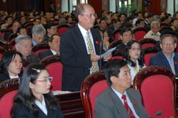 Đại biểu Danh Út chất vấn Bộ trưởng Vũ Huy Hoàng.