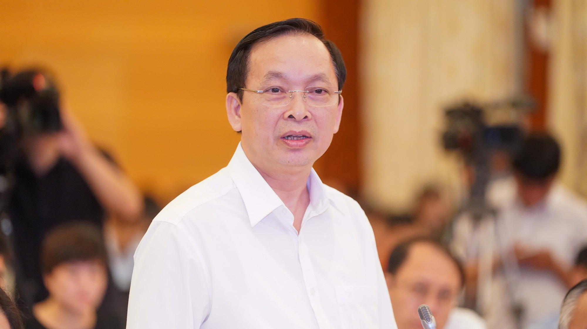 Phó thống đốc Ngân hàng Nhà nước Đào Minh Tú cho hay, theo quy định của pháp luật hiện hành, chỉ các tổ chức tín dụng kinh doanh ngoại hối mới được phép mua bán và cung ứng các dịch vụ mua bán ngoại tệ, thực hiện những dịch vụ phái sinh trên thị trường trong nước và quốc tế…