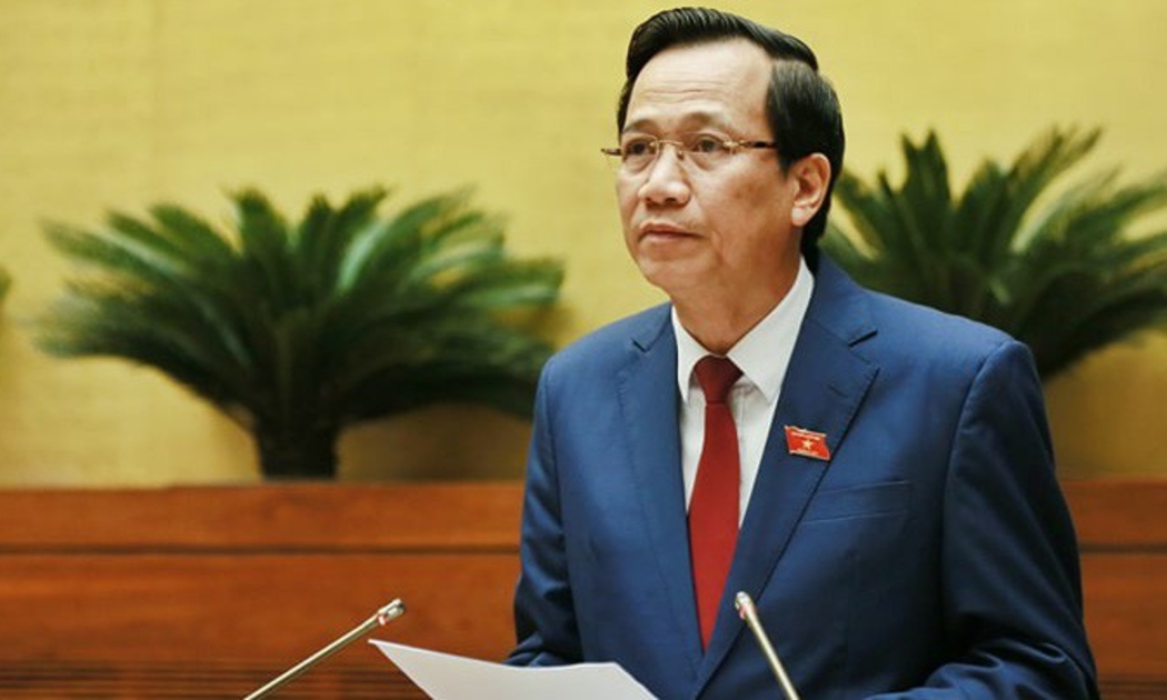Bộ trưởng Bộ Lao động, thương binh và xã hội trình bày tờ trình dự án Bộ luật Lao động (sửa đổi).