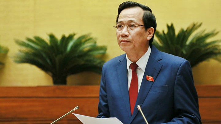 Bộ trưởng Bộ Lao động, thương binh và xã hội trình bày tờ trình dự án Bộ luật Lao động (sửa đổi).