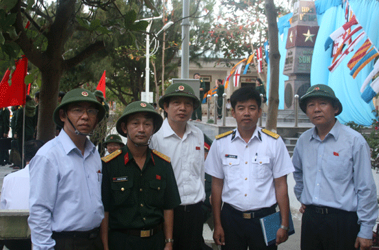 Tác giả (ngoài cùng bên phải) cùng các đại biểu Quốc hội trong chuyến khảo sát tại đảo Sơn Ca, thuộc quần đảo Trường Sa, tháng 4/2010.