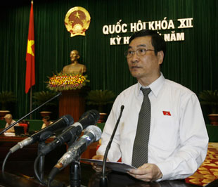 Chủ nhiệm Ủy ban Văn hóa - Giáo dục - Thanh niên, thiếu niên và nhi đồng của Quốc hội Đào Trọng Thi báo cáo giải trình tiếp thu dự án luật - Ảnh: TTXVN.