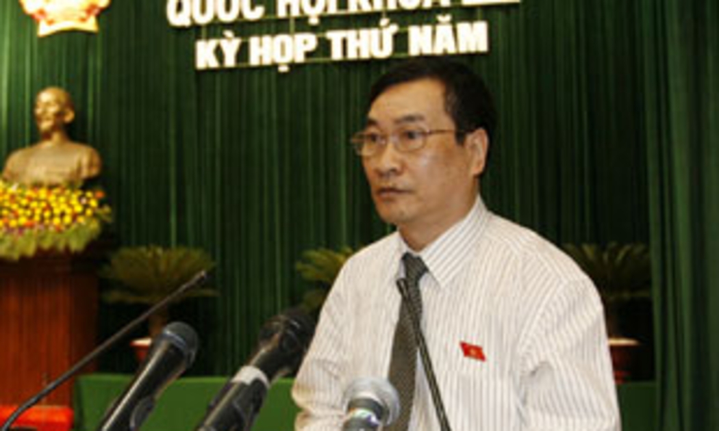 Chủ nhiệm Ủy ban Văn hóa - Giáo dục - Thanh niên, thiếu niên và nhi đồng của Quốc hội Đào Trọng Thi đọc báo cáo thẩm tra đề án - Ảnh: TTXVN.