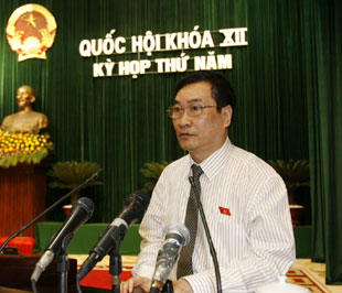 Chủ nhiệm Ủy ban Văn hóa - Giáo dục - Thanh niên, thiếu niên và nhi đồng của Quốc hội Đào Trọng Thi đọc báo cáo thẩm tra đề án - Ảnh: TTXVN.