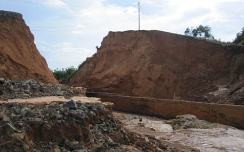 Trong thời gian qua liên tiếp xảy ra các sự cố tại các đập thuỷ điện nhỏ, gây mất an toàn cho người dân.<br>